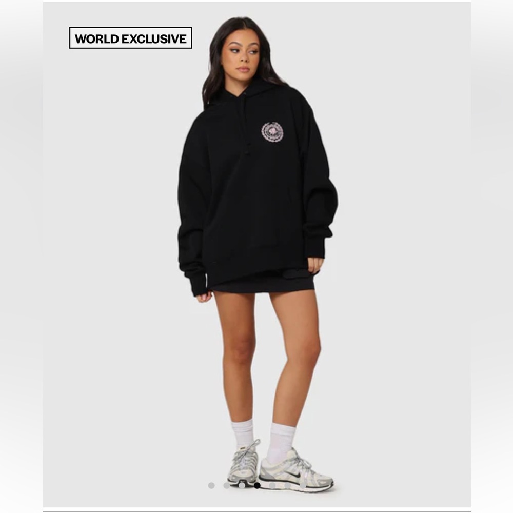 Elevate your streetwear game with the Gorgeous Hoodie by Carré - Picture 3 of 7